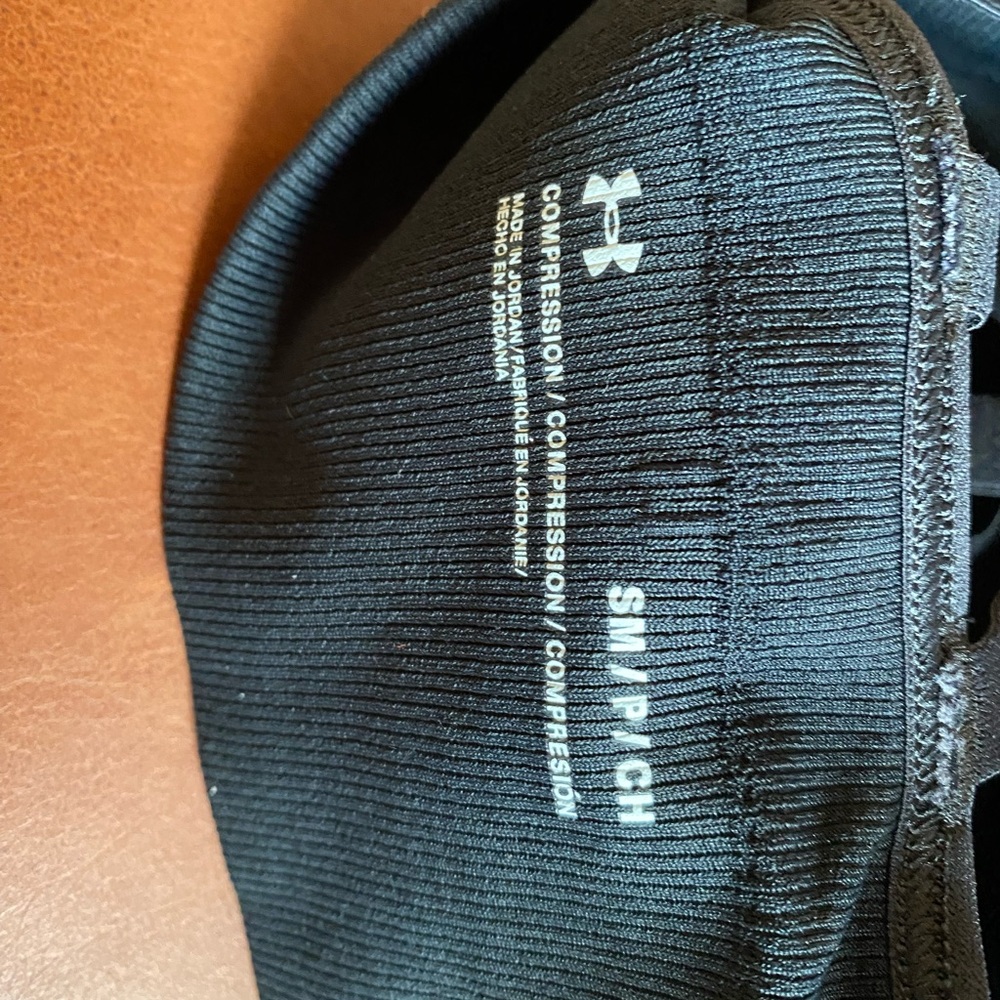 Under Armour Black Cross-Back Sports Bra.  NWT - Picture 3 of 3
